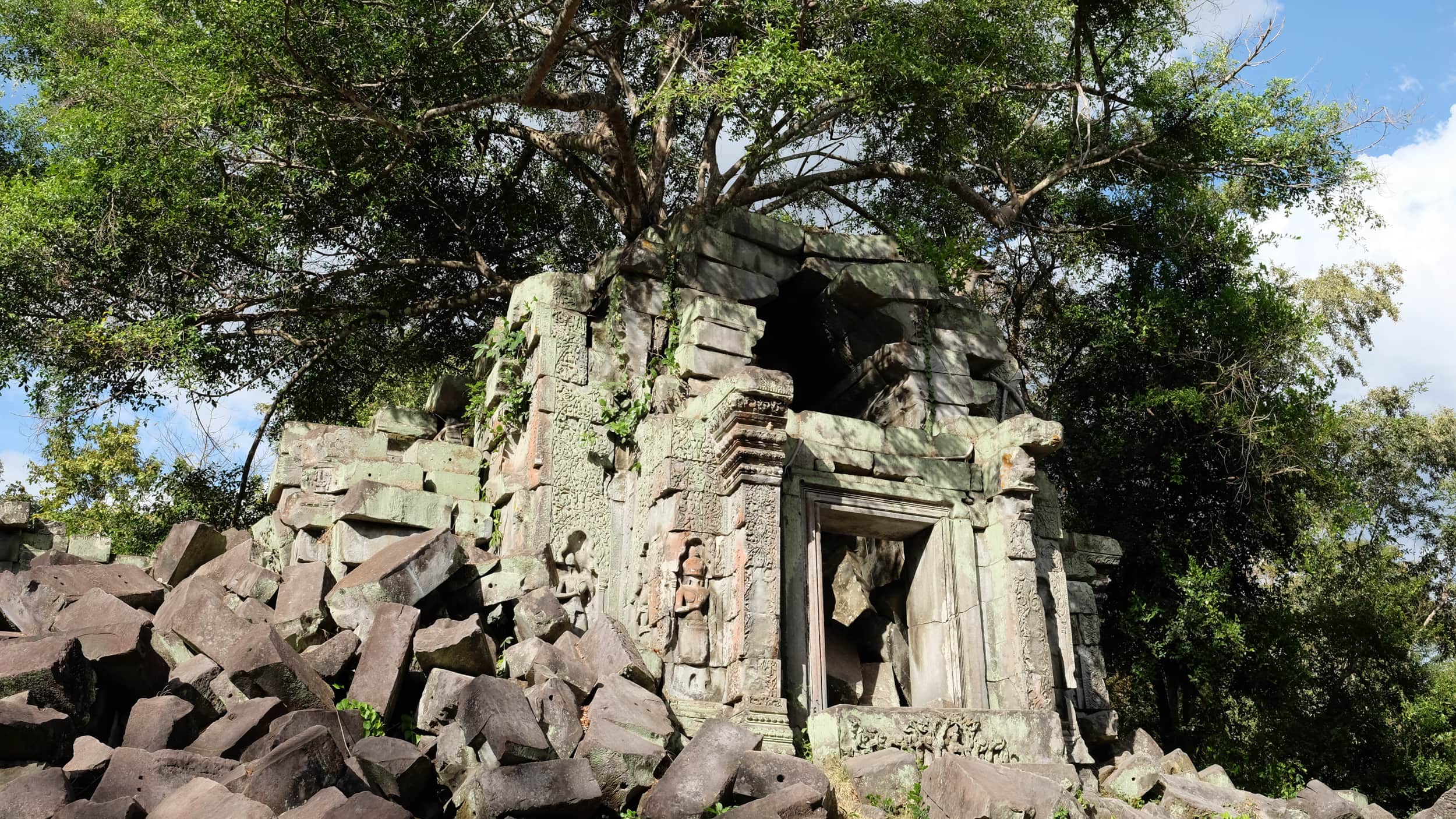 Exploring the Ruins of Beng Mealea