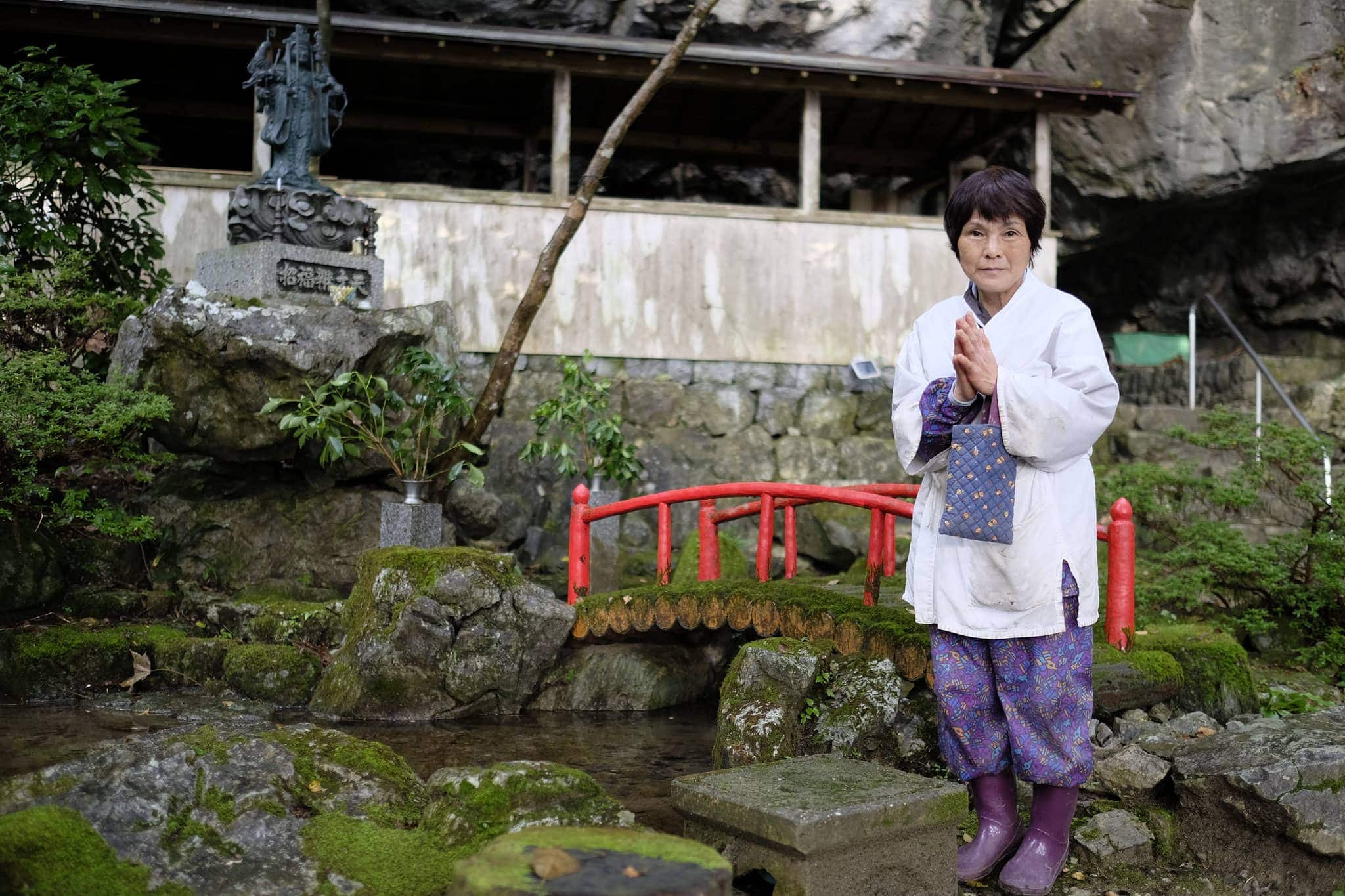 Cave guide at Jigen-ji (慈眼寺)