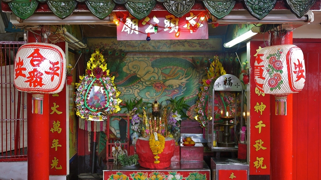 Noi Market Temple