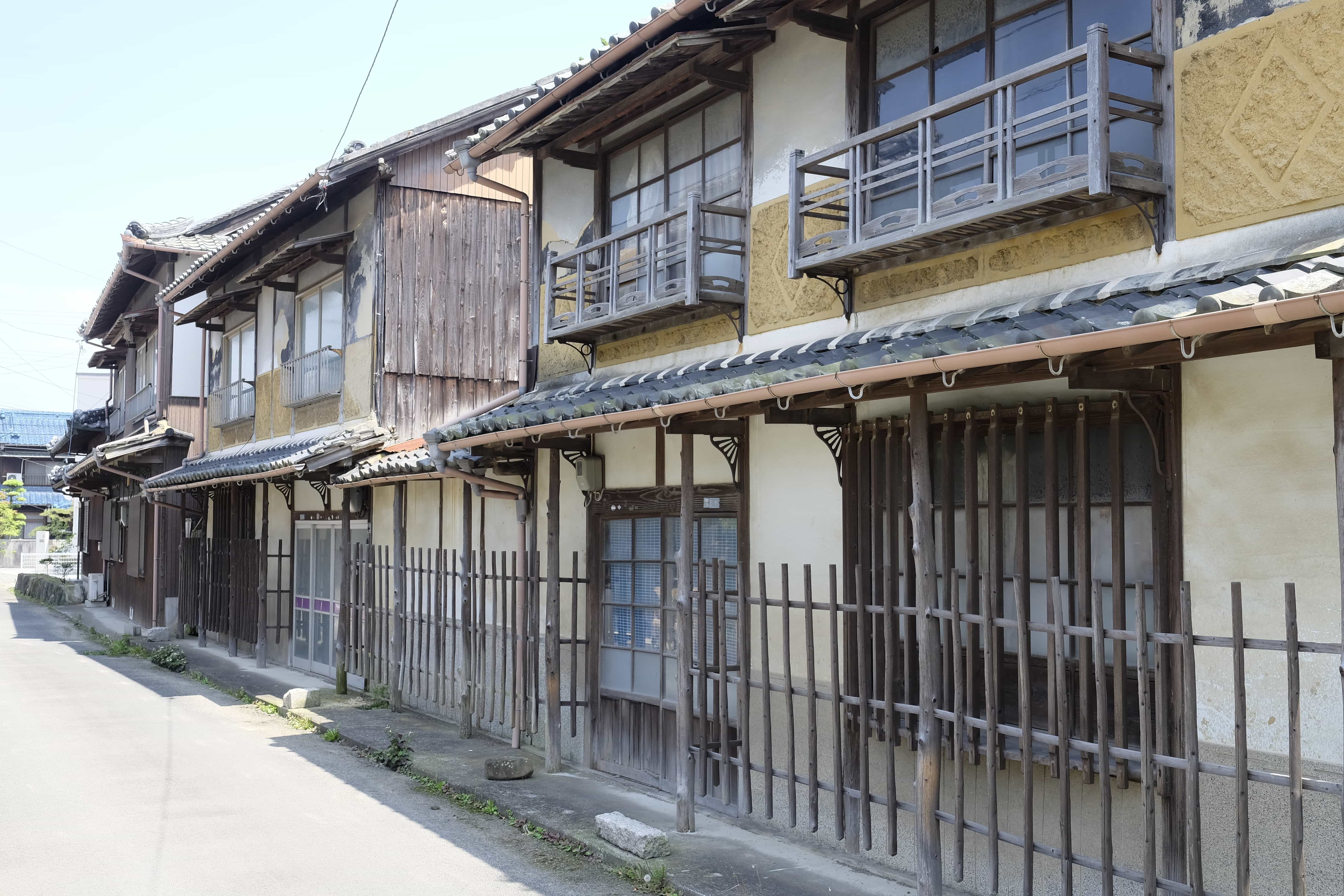 Old houses near temples 68/69