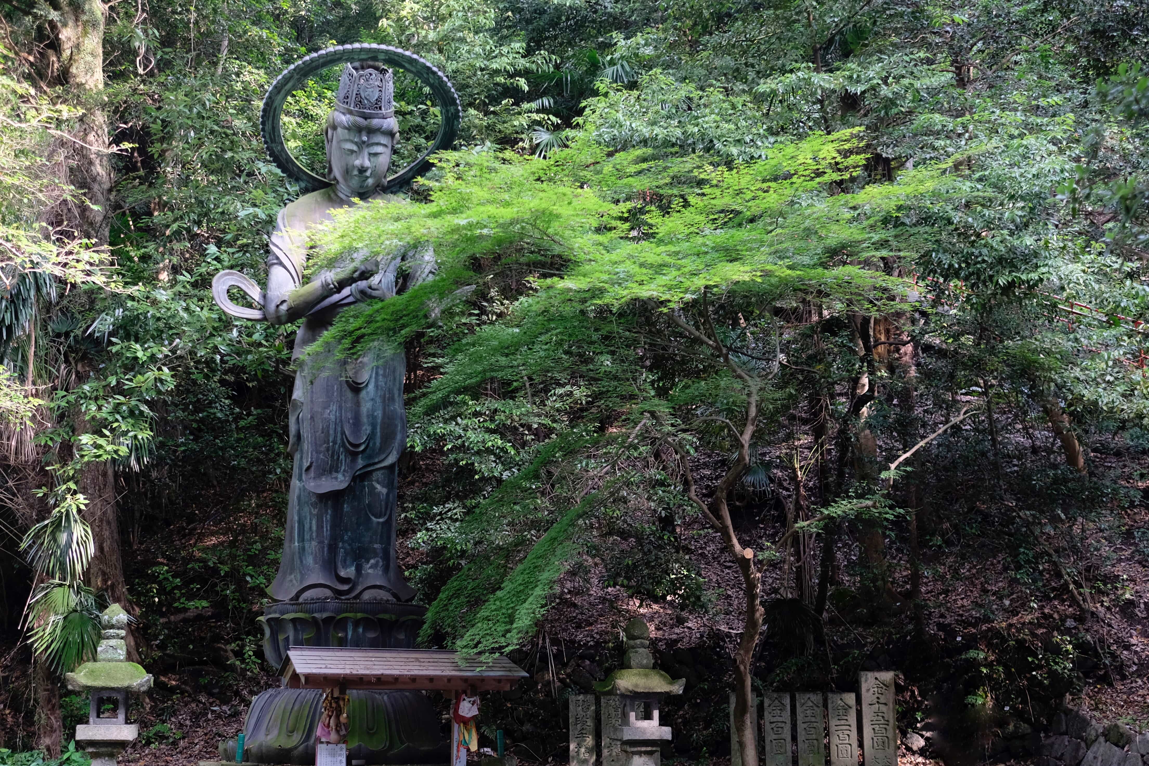 Statue leading up to Iyadani-ji